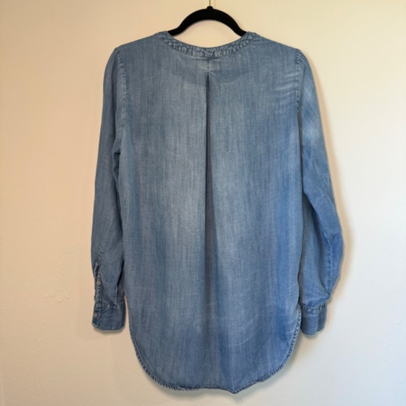Lou & Grey Women's V-Neck Chambray Top Light Blue Wash SM - Picture 6 of 8
